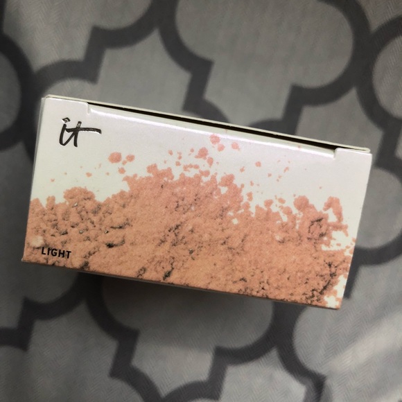 IT COSMETICS Bye Bye pores finishing powder -LIGHT - Picture 2 of 4